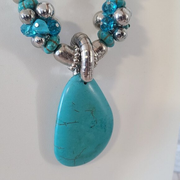 Chunky Howlite Turquoise Color Beaded Silver Tone Statement Necklace - Picture 7 of 11
